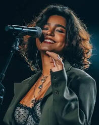Mariana Froes. Independent Brazilian singer.